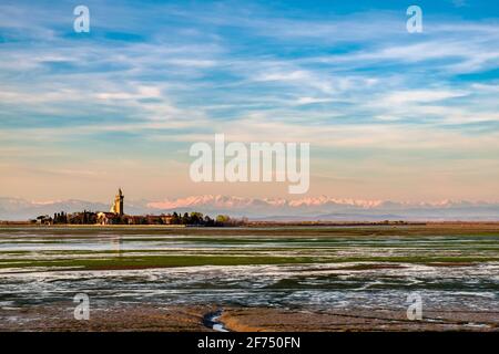 L'antico Santuario di Barbana con montagne innevate sullo sfondo Foto Stock