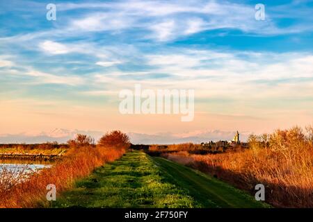 L'antico Santuario di Barbana con montagne innevate sullo sfondo Foto Stock