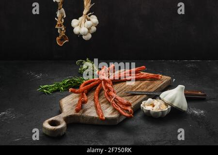 Lunghe e sottili salsicce di maiale fatte in casa con aglio Foto Stock