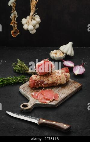 Prosciutto di manzo affumicato su tagliere di legno Foto Stock