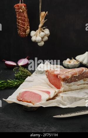 Prosciutto di manzo affumicato su tagliere di legno Foto Stock