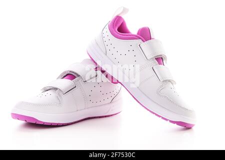 Scarpe casual per ragazze isolate su sfondo bianco. Sneaker sportive in pelle. Foto Stock