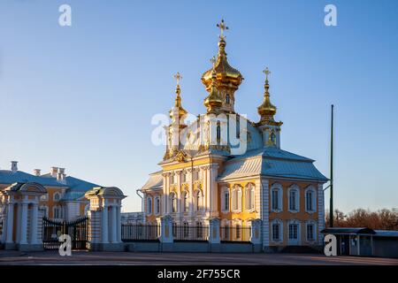 PETERHOF, SAN PIETROBURGO, RUSSIA - MARZO, 2021: Chiesa di Pietro e Paolo, chiesa del palazzo del Grande Palazzo Imperiale a Peterhof Foto Stock