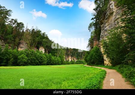 Splendido paesaggio con formazioni rocciose in pietra arenaria nella valle di Plakanek, paradiso boemo ( Cesky raj ), Repubblica Ceca. Foto Stock