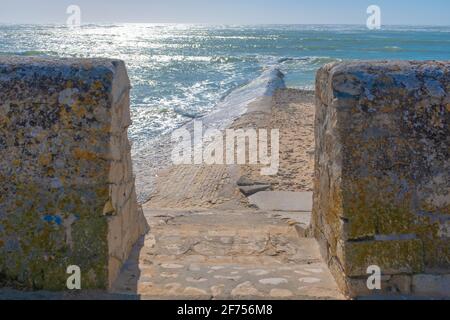 Scalini di pietra che conducono ad una spiaggia dell'oceano presa sul Isola di Rhé in una soleggiata giornata invernale Foto Stock