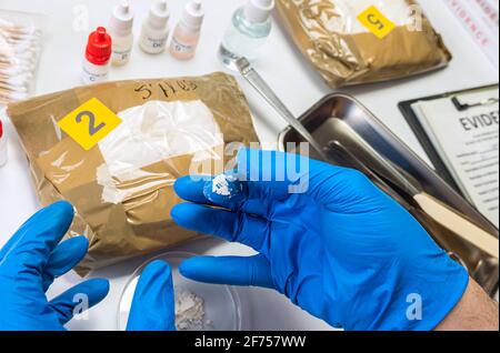 La polizia indaga positivo per le droghe in laboratorio di criminalità, immagine concettuale Foto Stock