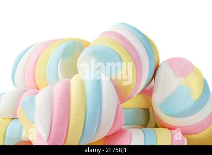 Mucchio di caramelle Marshmellow isolato su sfondo bianco. Twisted colori Marshmallows closeup, carta da parati Foto Stock