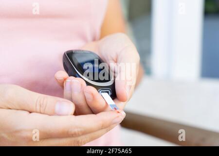 Measurnig livello di zucchero nel sangue Foto Stock