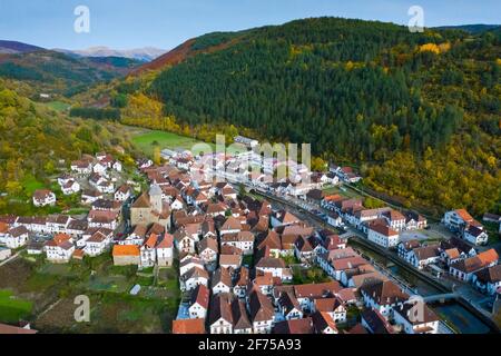Vista aerea di un villaggio in una zona montagnosa. Foto Stock