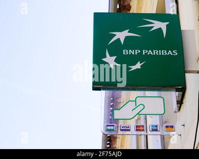 Bordeaux , Aquitaine Francia - 03 22 2021 : marchio dell'ufficio di testo del logo BNP Paribas fuori dell'ufficio della banca francese dell'agenzia parigina Foto Stock