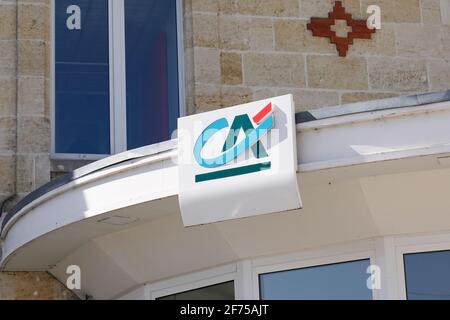 Bordeaux , Aquitaine Francia - 03 22 2021 : firma del logo ca e testo del marchio sull'agenzia di credito a muro agricola presso la banca francese Foto Stock