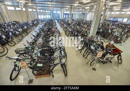 Amburgo, Germania. 31 Marzo 2021. Le biciclette si trovano in una sala dell'ufficio centrale di Amburgo. (A dpa: 'Perso e trovato ufficio si muove nel mese di giugno: 'Tutto deve andare' asta') credito: Georg Wendt/dpa/Alamy Live News Foto Stock