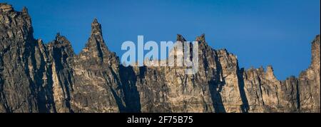 Vista panoramica di una parte della sezione superiore della parete verticale da 3000 metri nella valle di Romsdalen, Rauma kommune, Møre og Romsdal, Norvegia. Foto Stock