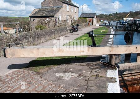 In tutto il Regno Unito - ha completato i lavori di sostituzione del cancello di blocco, presso la Wheelton 'Top Lock', Chorley, Lancashire Foto Stock