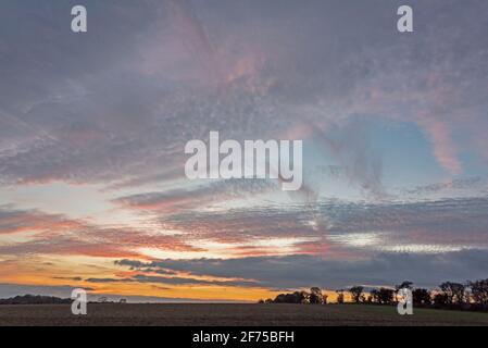 Tramonto a fine autunno sui Cotswolds, una delle trentaquattro aree assegnate di straordinaria bellezza naturale (AONBs) in Inghilterra e Galles. Foto Stock