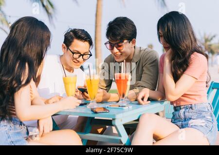 Un gruppo di giovani asiatici si godono un viaggio nel mare in una vacanza estiva Foto Stock