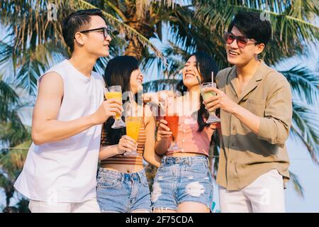 Un gruppo di giovani asiatici si godono un viaggio nel mare in una vacanza estiva Foto Stock