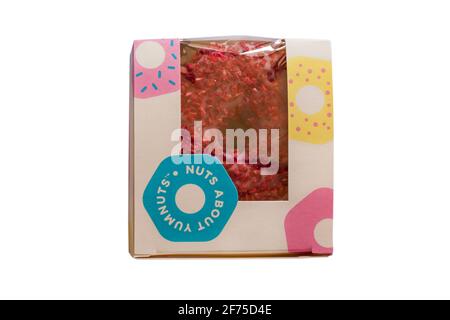 Raspberry Royale Yumnut, si incrocia tra una ciambella e un yum yum in scatola, da M&S in-store panetteria Foto Stock