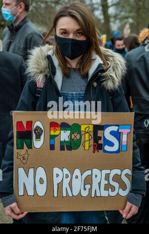 Londra, Regno Unito. 3 Apr 2021. Uccidere la protesta di Bill da parte di persone arrabbiate per la nuova legislazione chiamato polizia, crimine, condanna e tribunali Bill, che darebbe alla polizia più poteri per imporre restrizioni sulle proteste. La protesta è stata sostenuta da diversi gruppi tra cui la ribellione estinzione e Black Lives Matter. Ha cominciato all'angolo dei diffusori ed è stato seguito da una marcia attraverso Westminster. Credit: Guy Bell/Alamy Live News Foto Stock