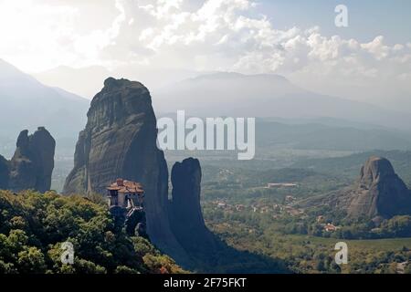 Vista panoramica su rocce panoramiche e monasteri di Meteora, Grecia Foto Stock