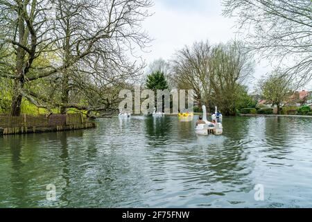 LONDRA, Regno Unito - MARZO 31 2021: Vista del lago in barca con pedalò sull'Alexandra Palace a Londra Foto Stock