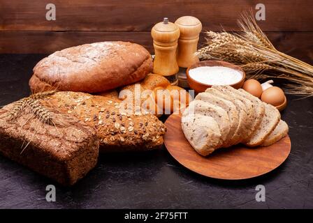 Pane di grano e farina di segale. Concetto di supermercato di cibo per lo shopping Foto Stock