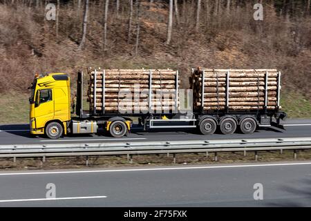 Autocarro per tronchi Volvo FH in autostrada Foto Stock