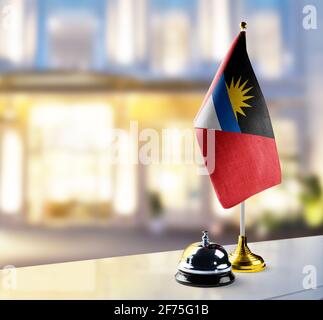 Bandiera Antigua e Barbuda alla reception nella lobby dell'hotel Foto Stock
