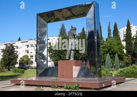 Podgorica, Montenegro-circa Giu, 2016: Una scultura di Vladimir Visotsky. E' vicino al Millennium Bridge nella capitale. Vista posteriore. Era un russo Foto Stock