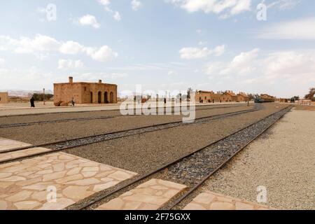Al Ula, Arabia Saudita, 19 febbraio 2020: Restaurato treno ferroviario Hejaz costruito per l'Impero Ottomano che è stato esploso da T. E. Lawrence durante il mondo Foto Stock