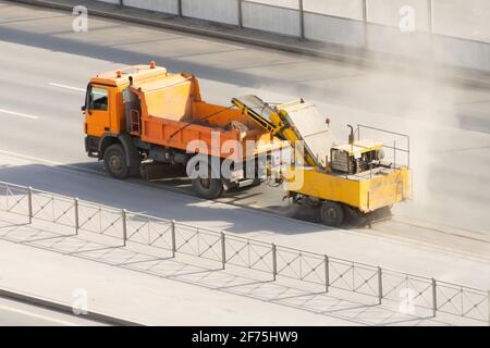 Rimorchio con sistema di pulizia con spazzole e aspirapolvere, pulizia stradale in città Foto Stock