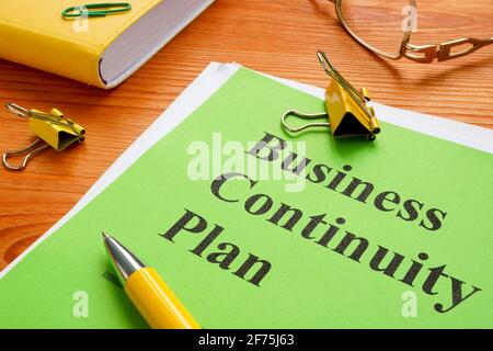 Pila di documenti con piano di Business Continuity BCP e penna. Foto Stock