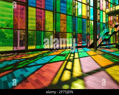 Canada, Quebec, Montreal, Palais des Congres de Montreal, Montreal Convention Centre. Pannelli di vetro colorati che gettano ombre sul pavimento Foto Stock