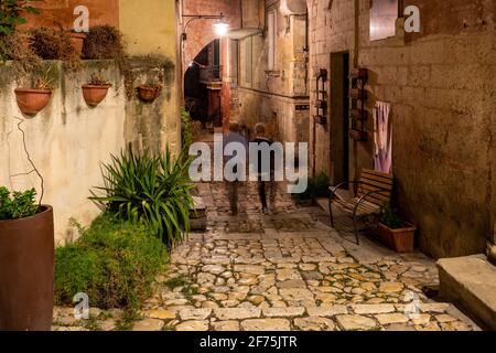 Matera, Italia - 19 settembre 2019: Tipiche scale acciottolate in un vicolo laterale della strada, nei Sassi di Matera, un quartiere storico della città di Matera Foto Stock