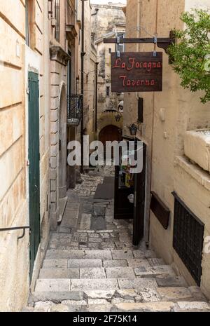 Matera, Italia - 20 settembre 2019: Tipiche scale acciottolate in un vicolo laterale della strada, nei Sassi di Matera, un quartiere storico della città di Matera Foto Stock