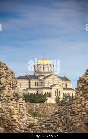 Ucraina, Crimea, Sevastopol, rovine dell'antica città di Khersoness, Cattedrale di San Vladimir vista attraverso le rovine Foto Stock