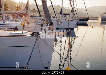 Primo piano di yacht moderni e lussuosi Foto Stock