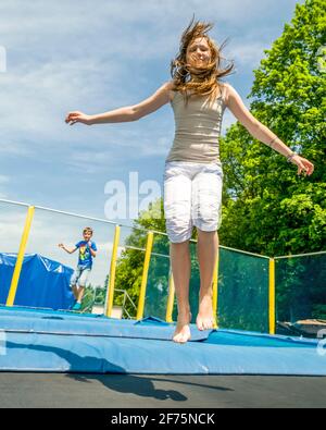 Divertimento sul trampolino - treni agilità, competenze di coordinamento, balnace sensazione e molto di più ... Foto Stock