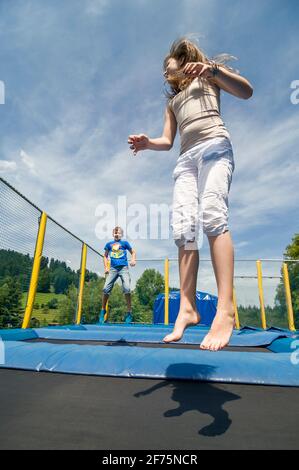 Divertimento sul trampolino - treni agilità, competenze di coordinamento, balnace sensazione e molto di più ... Foto Stock