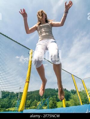 Divertimento sul trampolino - treni agilità, competenze di coordinamento, balnace sensazione e molto di più ... Foto Stock