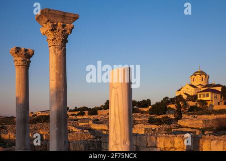 Ucraina, Crimea, Sevastopol, Città Antica di Khersoness, rovine di un antico teatro, Cattedrale di San Vladimir in background Foto Stock