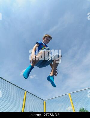 Divertimento sul trampolino - treni agilità, competenze di coordinamento, balnace sensazione e molto di più ... Foto Stock