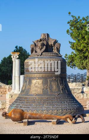 Ucraina, Crimea, Sevastopol, Antica Città di Khersoness, Campana fuori della Cattedrale di San Vladimir Foto Stock