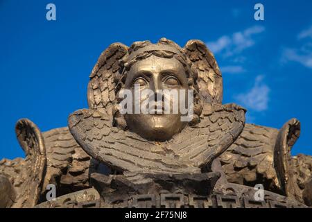 Ucraina, Crimea, Sevastopol, Antica Città di Khersoness, Campana fuori della Cattedrale di San Vladimir Foto Stock