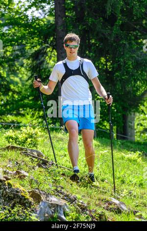 Arduo trail running esercizio nella regione alpina Foto Stock