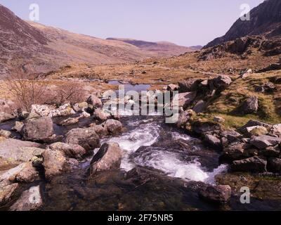 Fiume che scorre veloce giù da Llyn Idwal a Llyn Ogwen Carneddau Mountains Snowdonia Eryri National Park Gwynedd Galles del Nord Regno Unito Foto Stock