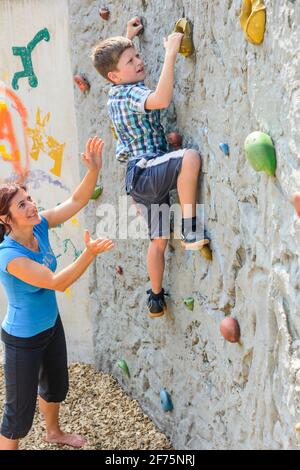 La madre e il figlio a parete Boulder Foto Stock