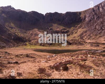 Vista di Llyn Idwal dal sentiero pedonale pubblico circolare di Llyn Idwal Cwm Ogwen Snowdonia Eryri National Park Gwynedd Galles del Nord Foto Stock