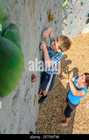 La madre e il figlio a parete Boulder Foto Stock