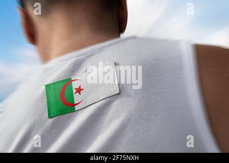 La bandiera nazionale dell'Algeria sulla schiena dell'atleta Foto Stock